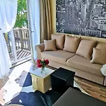 Апартаменти Cozy Little Penthouse Free Parking, Self Check In *
