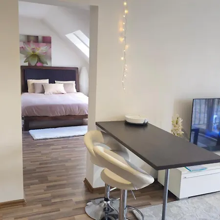 Cozy Little Penthouse Free Parking, Self Check In Lägenhet *