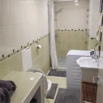 Apartamento Cozy Little Penthouse Free Parking, Self Check In *